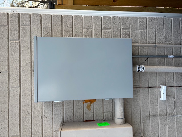 Residential 200 amp main panel emergency replacement with new meter base and service entrance